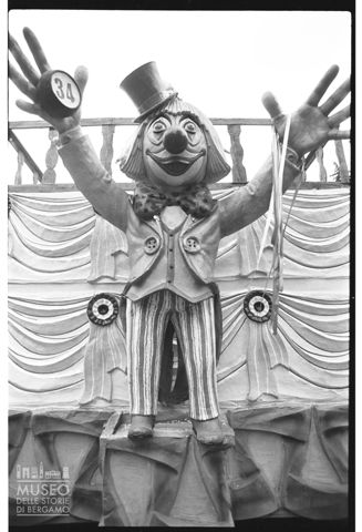 Statua di cartapesta su un carro allegorico ad Oleggio
