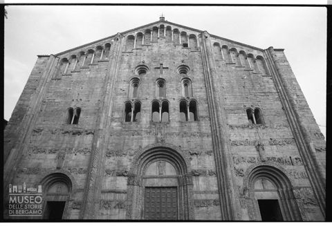 La facciata principale della basilica di San Michele Arcangelo a Pavia