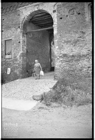 Fuori da un castello della Lomellina