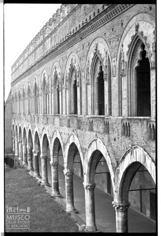 Scorcio della facciata interna orientale del Castello Visconteo di Pavia