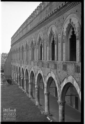 Scorcio della facciata interna orientale del Castello Visconteo di Pavia