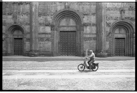 Scena di vita quotidiana di fronte alla basilica di San Michele Arcangelo a Pavia