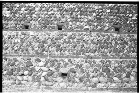 Porzione di muratura in ciottoli