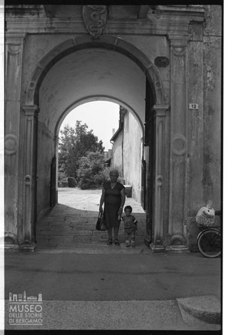 Scena di vita quotidiana a Castelletto sopra Ticino