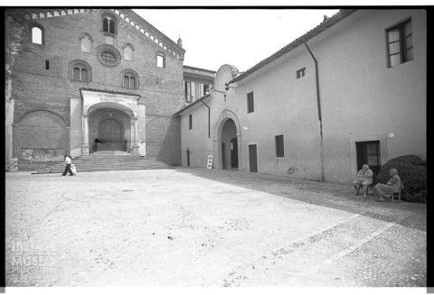 Scena di vita quotidiana di fronte all'abbazia di Morimondo