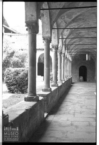 Portico del chiostro dell'abbazia di Morimondo