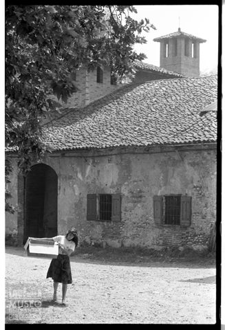 Giovane donna nel Castello Visconteo di Turbigo