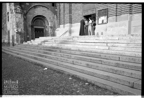 Scena di vita quotidiana di fronte al Duomo di Pavia