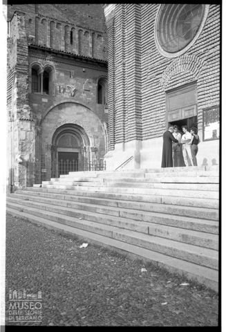 Scena di vita quotidiana di fronte al Duomo di Pavia