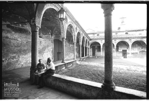 Scena di vita quotidiana nel chiostro di Santa Maria Nuova ad Abbiategrasso