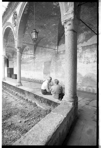 Scena di vita quotidiana nel chiostro di Santa Maria Nuova ad Abbiategrasso