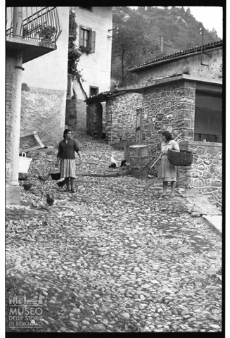 Scena di vita quotidiana in Val Gandino