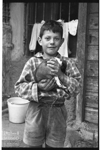 Ritratto di bambino con cane in Val Gandino