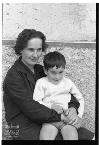 Ritratto di donna con bambino in Val Gandino