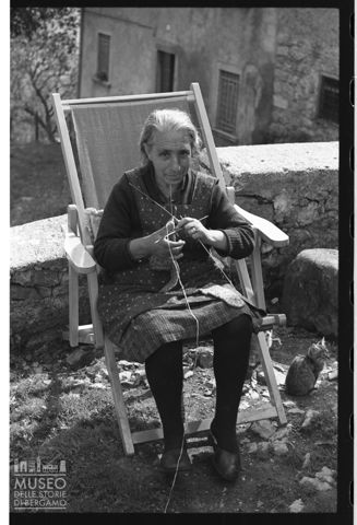 Donna che lavora a maglia in Val Gandino