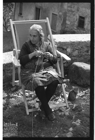 Donna che lavora a maglia in Val Gandino