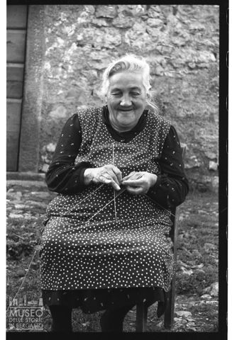 Donna che lavora a maglia in Val Gandino