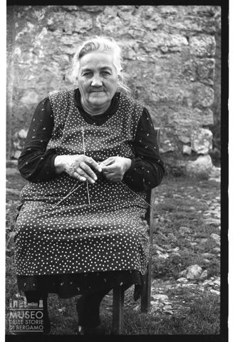 Donna che lavora a maglia in Val Gandino