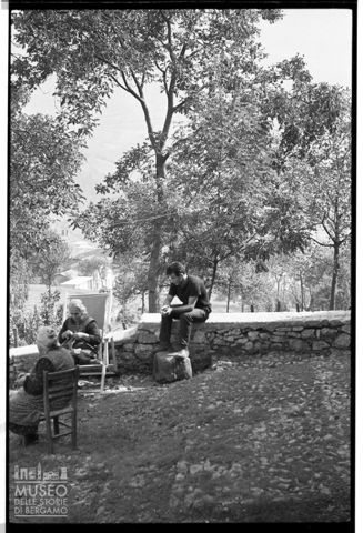 Scena di vita quotidiana in Val Gandino