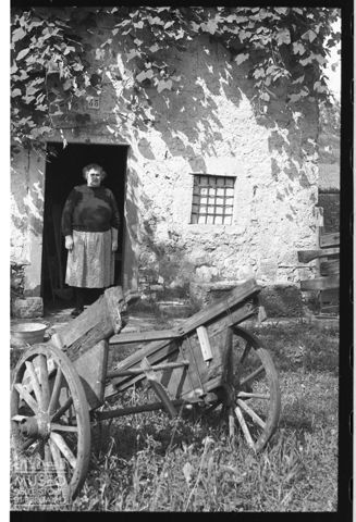 Donna sull'uscio in Val Gandino