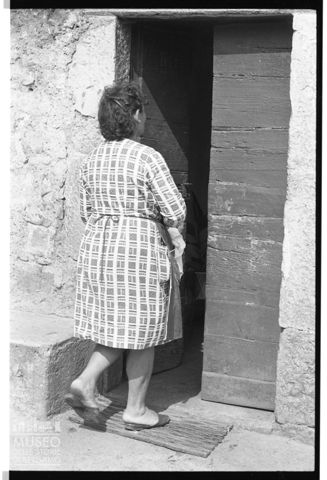 Donna di spalle in Val Gandino