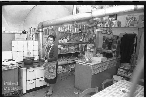 Ritratto di donna in interno