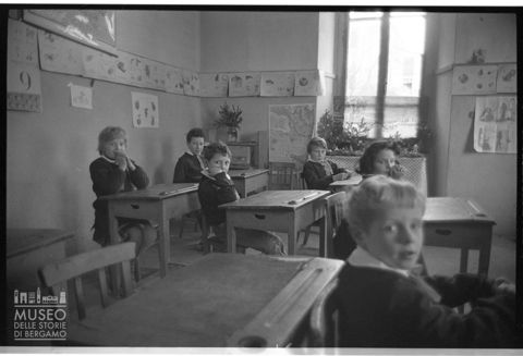 Bambini in un'aula scolastica