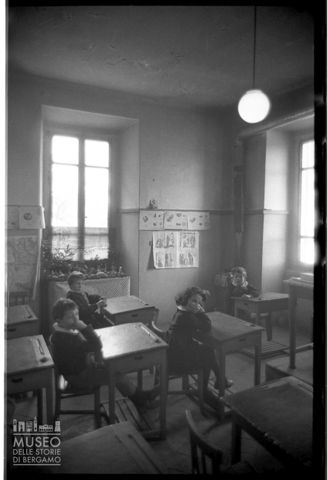 Bambini in un'aula scolastica