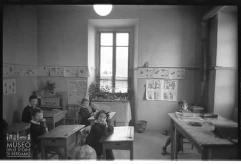 Bambini in un'aula scolastica
