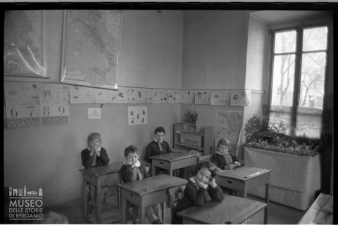 Bambini in un'aula scolastica