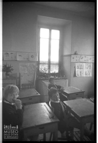 Bambini in un'aula scolastica