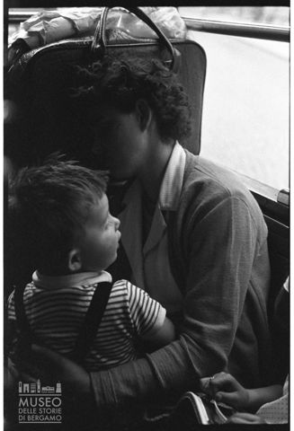 Donna con bambino a Praga