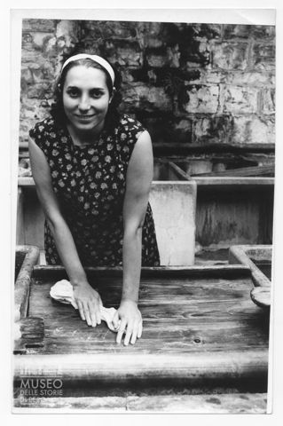 Donna al lavatoio della Boccola