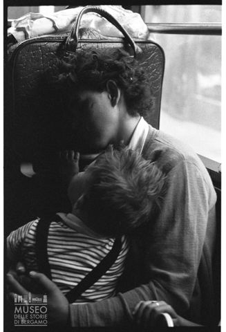 Donna con bambino a Praga