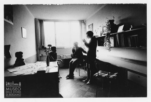 Scena di vita quotidiana in interno a Praga