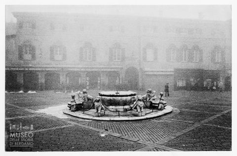Piazza Vecchia nella nebbia