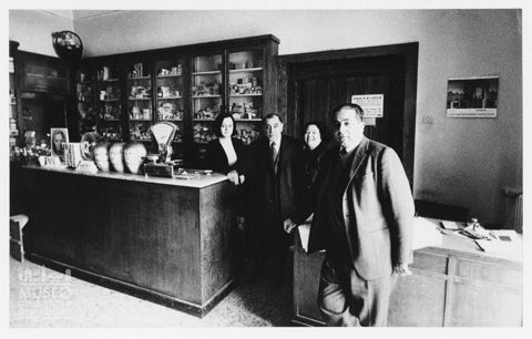 Liborio Bonifacio in una farmacia
