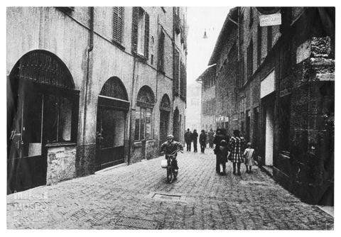 Scena di vita quotidiana in via Colleoni