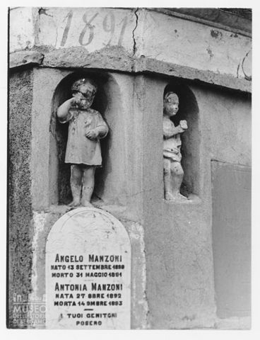 Lapidi e sculture funebri nel cimitero di Rota Fuori