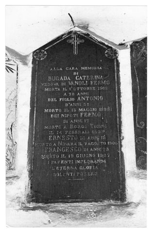 Lapide funeraria nel cimitero di Valsecca