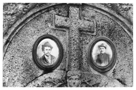 Lapide funeraria nel cimitero di Valsecca