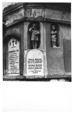 Lapidi e sculture funebri nel cimitero di Rota Fuori