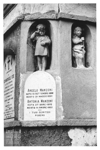 Lapidi e sculture funebri nel cimitero di Rota Fuori