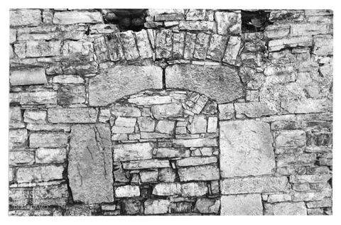 Muro di una casa in pietra a Selino Alto