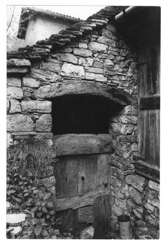 Porta di una stalla in Valle Imagna