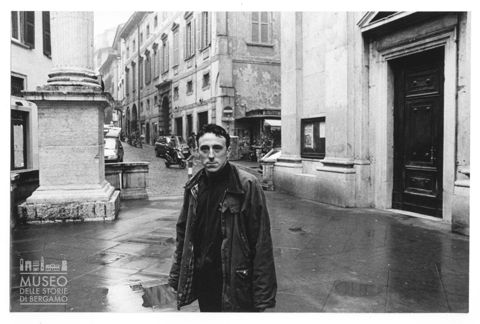 Giovane uomo di fronte a Sant'Alessandro in colonna