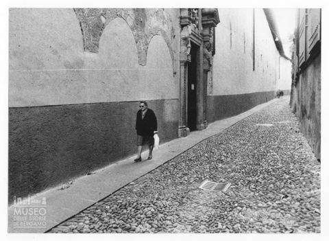 Scena di vita quotidiana in via Arena