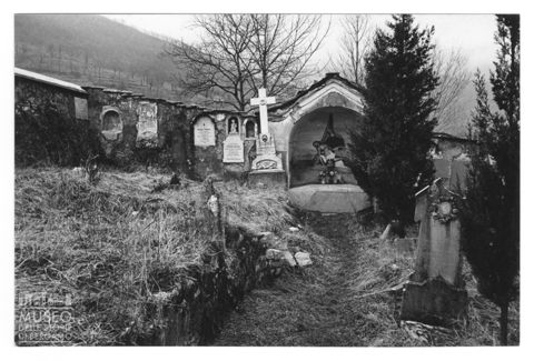 Un angolo del cimitero di Rota Fuori