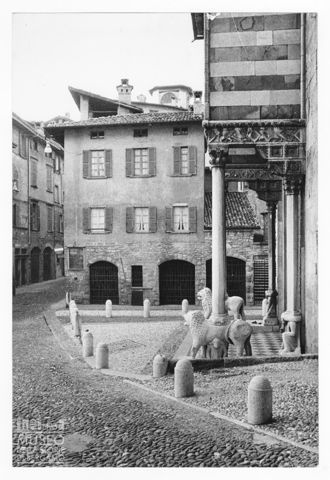 Porta dei leoni bianchi in Santa Maria Maggiore