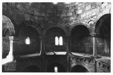 Interno del battistero di San Giovanni ad Arsago Seprio